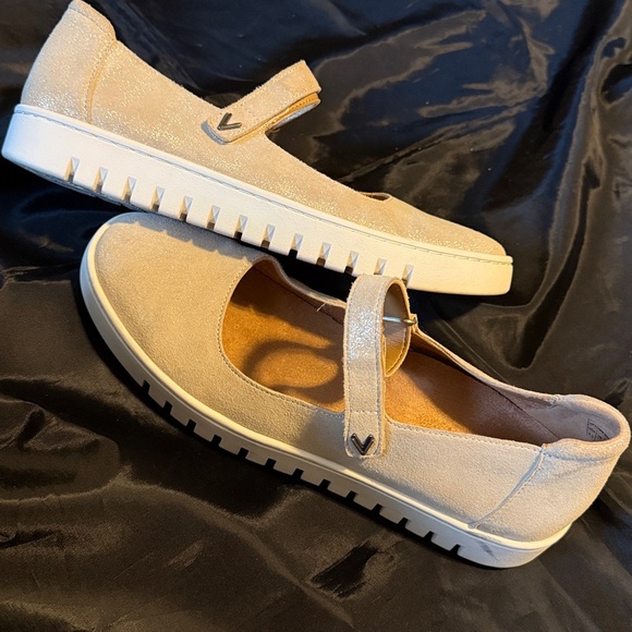 Vionic Uptown Mary Jane Flats Gold Shimmer Leather size 8.5 EUC - Picture 6 of 16